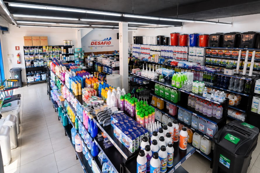 Loja da Comercial Desafio em Belo Horizonte com prateleiras de produtos de limpeza, higiene e descartáveis